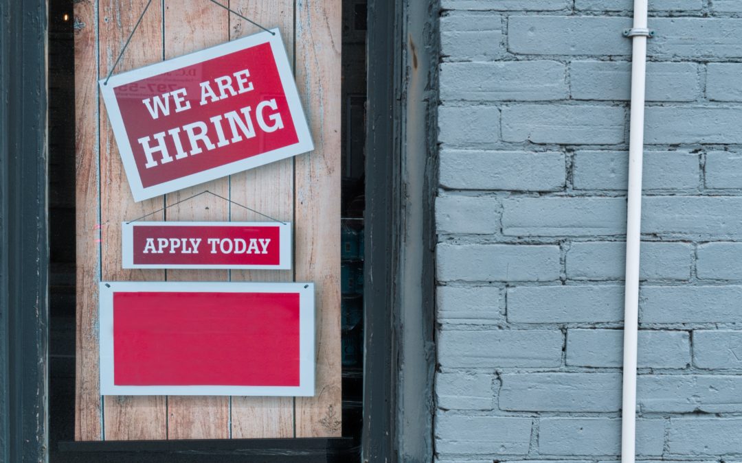 We-are-hiring-Schild an einer Tür